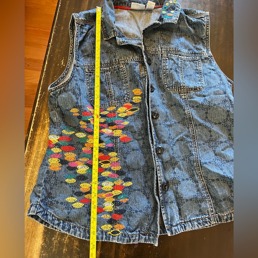 Chico’s size 2 sleeveless vest style embroidered denim top - Picture 4 of 9